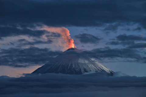 Erupsi  Gunung Klyuchevskoy yang merupakan salah satu gunung berapi aktif tertinggi di dunia di Semenanjung Kamchatka utara, Laut Merah Rusia, Senin (04/08/2025) waktu setempat.