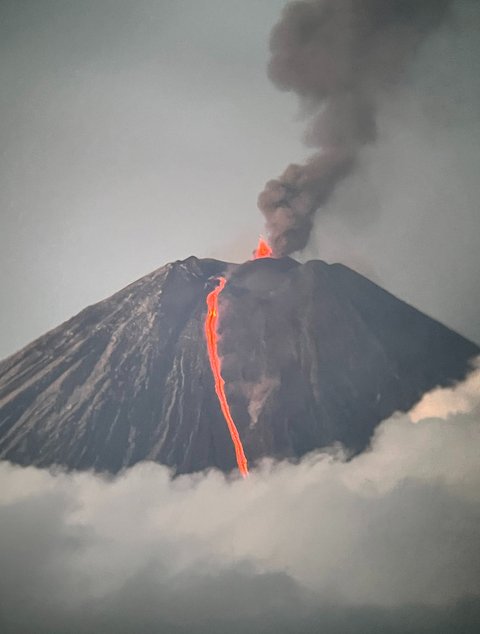 Erupsi  Gunung Klyuchevskoy yang merupakan salah satu gunung berapi aktif tertinggi di dunia di Semenanjung Kamchatka utara, Laut Merah Rusia, Senin (04/08/2025) waktu setempat
