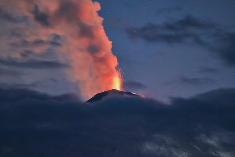 Erupsi  Gunung Klyuchevskoy yang merupakan salah satu gunung berapi aktif tertinggi di dunia di Semenanjung Kamchatka utara, Laut Merah Rusia, Senin (04/08/2025) waktu setempat.