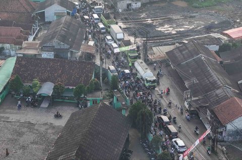 Foto udara kemacetan panjang di Jalan M. Toha, Parung Panjang, Bogor, Jawa Barat, Rabu (06/08/2025).