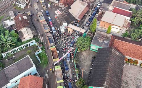 Foto udara kemacetan panjang di Jalan M. Toha, Parung Panjang, Bogor, Jawa Barat, Rabu (06/08/2025).