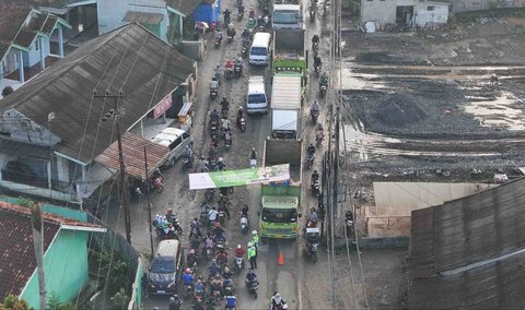 Foto udara kemacetan panjang di Jalan M. Toha, Parung Panjang, Bogor, Jawa Barat, Rabu (06/08/2025).