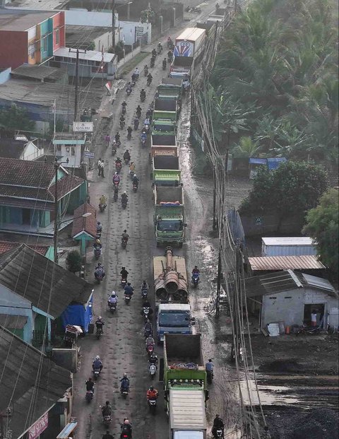 Foto udara kemacetan panjang di Jalan M. Toha, Parung Panjang, Bogor, Jawa Barat, Rabu (06/08/2025).