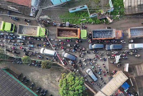 Foto udara kemacetan panjang di Jalan M. Toha, Parung Panjang, Bogor, Jawa Barat, Rabu (06/08/2025).