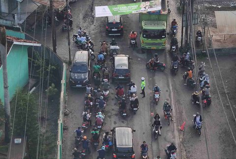 Foto udara kemacetan panjang di Jalan M. Toha, Parung Panjang, Bogor, Jawa Barat, Rabu (06/08/2025).