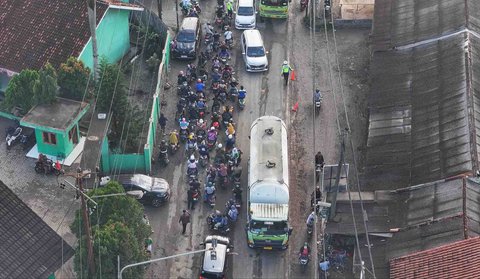 Foto udara kemacetan panjang di Jalan M. Toha, Parung Panjang, Bogor, Jawa Barat, Rabu (06/08/2025).