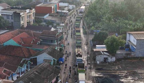 Foto udara kemacetan panjang di Jalan M. Toha, Parung Panjang, Bogor, Jawa Barat, Rabu (06/08/2025).