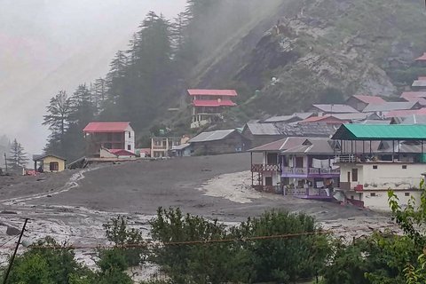 Rumah-rumah warga yang tertimpa  banjir bandang dan  tanah longsor besar di negara bagian Uttarakhand, India, Selasa (05/08/2025).