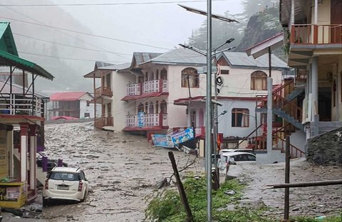 Rumah-rumah warga yang tertimpa  banjir bandang dan  tanah longsor besar di negara bagian Uttarakhand, India, Selasa (05/08/2025).