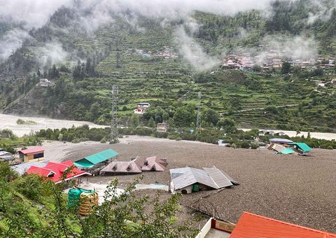 Rumah-rumah warga yang tertimpa  tanah longsor besar di negara bagian Uttarakhand, India, Selasa (05/08/2025).