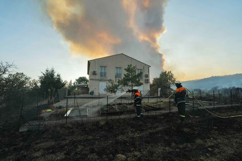 Petugas pemadam kebakaran sedang berupaya memadamkan kebakaran hutan di Tournissan, Prancis barat daya, Selasa (05/08/2025) waktu setempat.