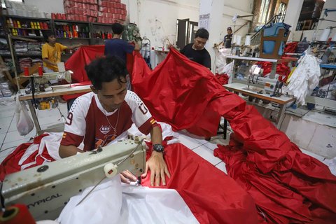 Aktivitas penjahit menyelesaikan pembuatan bendera merah putih sepanjang 2 kilometer di Industri konveksi rumahan Sinergi Adv Nusantara, Jagakarsa, Jakarta Selatan, Rabu (06/08/2025