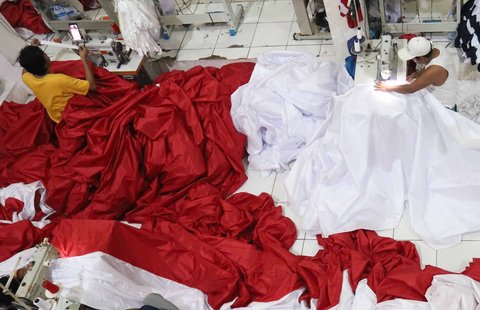 Aktivitas penjahit menyelesaikan pembuatan bendera merah putih sepanjang 2 kilometer di Industri konveksi rumahan Sinergi Adv Nusantara, Jagakarsa, Jakarta Selatan, Rabu (06/08/2025