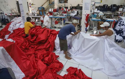 Aktivitas penjahit menyelesaikan pembuatan bendera merah putih sepanjang 2 kilometer di Industri konveksi rumahan Sinergi Adv Nusantara, Jagakarsa, Jakarta Selatan, Rabu (06/08/2025