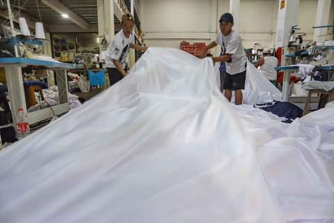 Aktivitas penjahit menyelesaikan pembuatan bendera merah putih sepanjang 2 kilometer di Industri konveksi rumahan Sinergi Adv Nusantara, Jagakarsa, Jakarta Selatan, Rabu (06/08/2025