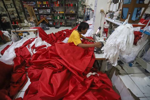 Aktivitas penjahit menyelesaikan pembuatan bendera merah putih sepanjang 2 kilometer di Industri konveksi rumahan Sinergi Adv Nusantara, Jagakarsa, Jakarta Selatan, Rabu (06/08/2025