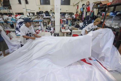 Aktivitas penjahit menyelesaikan pembuatan bendera merah putih sepanjang 2 kilometer di Industri konveksi rumahan Sinergi Adv Nusantara, Jagakarsa, Jakarta Selatan, Rabu (06/08/2025