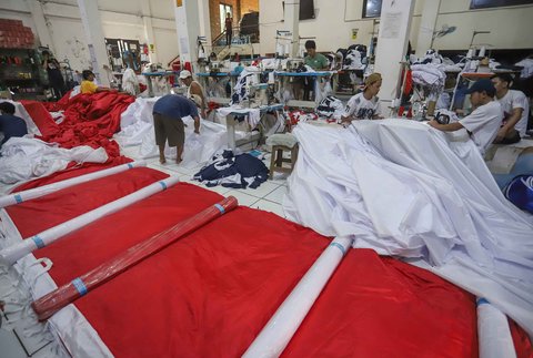 Aktivitas penjahit menyelesaikan pembuatan bendera merah putih sepanjang 2 kilometer di Industri konveksi rumahan Sinergi Adv Nusantara, Jagakarsa, Jakarta Selatan, Rabu (06/08/2025