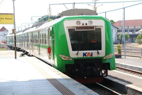 KA BIAS Madiun mencatat pencapaian luar biasa dengan mengangkut 153.254 penumpang di semester I 2025. Temukan bagaimana KA ini menjadi solusi transportasi andal!