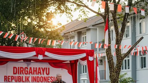 Foto ilustrasi ketua lingkungan perumahan yang sedang memberikan kata-kata sambutan di acara 17 Agustus. Foto; Gemini