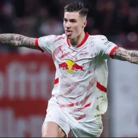 Penyerang Leipzig asal Slovenia #30, Benjamin Sesko, merayakan golnya yang membawa timnya menang 1-0 melalui tendangan penalti dalam pertandingan perempat final Piala Jerman (DFB Pokal) an