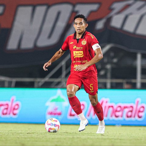 Rizky Ridho saat Persija Jakarta bertanding melawan Semen Padang pekan ke-30 Liga 1 2024/2025 di Stadion Pakansari, Kabupaten Bogor, Minggu (27/4/2025). (Bola.com/Abdul Aziz)
