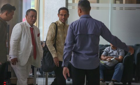Mantan Menteri Pendidikan, Kebudayaan, Riset, dan Teknologi (Mendikbudristek) Nadiem Anwar Makarim saat  memenuhi panggilan KPK di Gedung KPK, Jakarta, Kamis (07/08/2025).