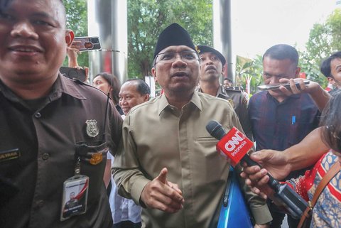 Mantan Menteri Agama Yaqut Cholil Qoumas  saat memenuhi panggilan Komisi Pemberantasan Korupsi di Gedung KPK, Jakarta, Kamis (07/08/2025). Kedatangan Yaqut ke kantor lembaga antirasuah untuk diperiksa dalam kasus dugaan korupsi kuota haji pada 2024.