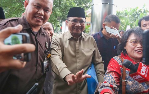 Mantan Menteri Agama Yaqut Cholil Qoumas  saat memenuhi panggilan Komisi Pemberantasan Korupsi di Gedung KPK, Jakarta, Kamis (07/08/2025). Kedatangan Yaqut ke kantor lembaga antirasuah untuk diperiksa dalam kasus dugaan korupsi kuota haji pada 2024.