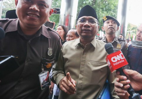 Mantan Menteri Agama Yaqut Cholil Qoumas  saat memenuhi panggilan Komisi Pemberantasan Korupsi di Gedung KPK, Jakarta, Kamis (07/08/2025). Kedatangan Yaqut ke kantor lembaga antirasuah untuk diperiksa dalam kasus dugaan korupsi kuota haji pada 2024.
