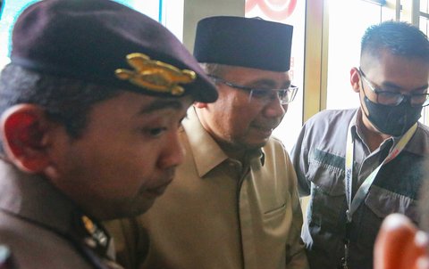 Mantan Menteri Agama Yaqut Cholil Qoumas  saat memenuhi panggilan Komisi Pemberantasan Korupsi di Gedung KPK, Jakarta, Kamis (07/08/2025). Kedatangan Yaqut ke kantor lembaga antirasuah untuk diperiksa dalam kasus dugaan korupsi kuota haji pada 2024.