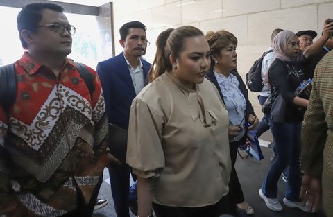 Lisa Mariana ditemani kuasa hukum saat tiba di Gedung Bareskrim Polri, Jakarta, Kamis (7/8/2025).