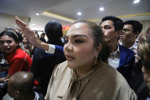 Lisa Mariana ditemani kuasa hukum saat tiba di Gedung Bareskrim Polri, Jakarta, Kamis (7/8/2025).