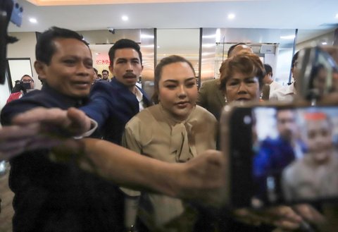 Lisa Mariana ditemani kuasa hukum saat tiba di Gedung Bareskrim Polri, Jakarta, Kamis (7/8/2025).