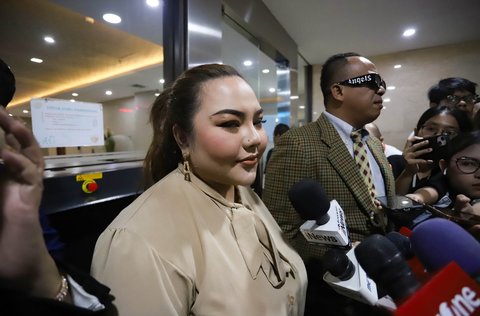 Lisa Mariana ditemani kuasa hukum saat tiba di Gedung Bareskrim Polri, Jakarta, Kamis (7/8/2025).