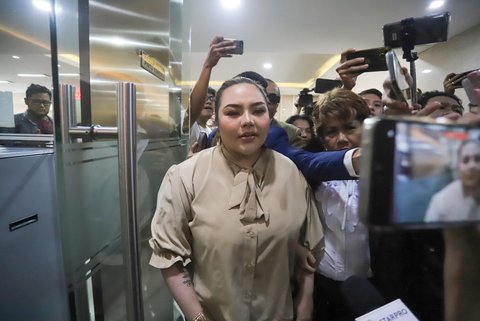 Lisa Mariana ditemani kuasa hukum saat tiba di Gedung Bareskrim Polri, Jakarta, Kamis (7/8/2025).
