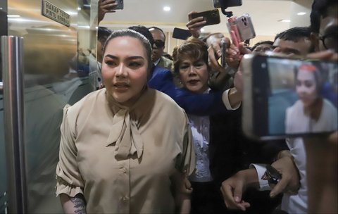 Lisa Mariana ditemani kuasa hukum saat tiba di Gedung Bareskrim Polri, Jakarta, Kamis (7/8/2025).