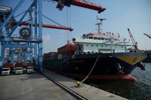 Aktivitas bongkar muat kontainer di Terminal Peti Kemas IPC, Pelabuhan Tanjung Priok, Jakarta, Indonesia, Rabu (06/08/2025).