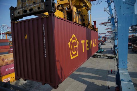 Aktivitas bongkar muat kontainer di Terminal Peti Kemas IPC, Pelabuhan Tanjung Priok, Jakarta, Indonesia, Rabu (06/08/2025).