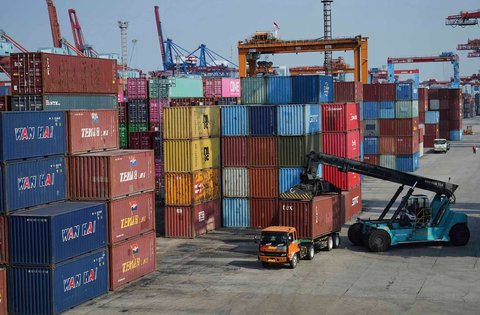 Aktivitas bongkar muat kontainer di Terminal Peti Kemas IPC, Pelabuhan Tanjung Priok, Jakarta, Indonesia, Rabu (06/08/2025).