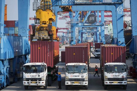Aktivitas bongkar muat kontainer di Terminal Peti Kemas IPC, Pelabuhan Tanjung Priok, Jakarta, Indonesia, Rabu (06/08/2025).