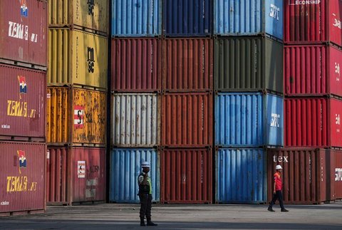 Aktivitas bongkar muat kontainer di Terminal Peti Kemas IPC, Pelabuhan Tanjung Priok, Jakarta, Indonesia, Rabu (06/08/2025).