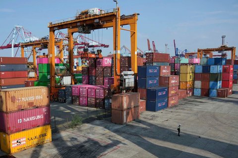 Aktivitas bongkar muat kontainer di Terminal Peti Kemas IPC, Pelabuhan Tanjung Priok, Jakarta, Indonesia, Rabu (06/08/2025).