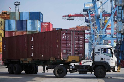 Aktivitas bongkar muat kontainer di Terminal Peti Kemas IPC, Pelabuhan Tanjung Priok, Jakarta, Indonesia, Rabu (06/08/2025).