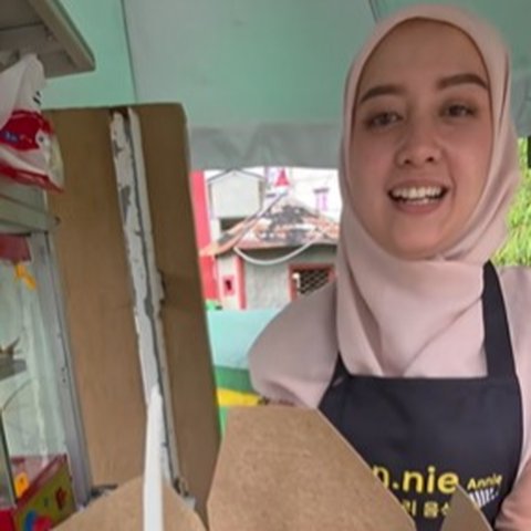 Berparas Cantik dan Penuh Semangat, Guru Ini Buka Usaha Ayam Geprek  Rasanya Bikin Ketagihan!