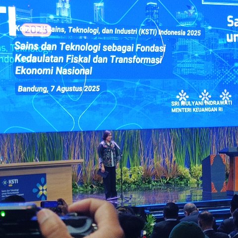 Sri Mulyani dalam acara KSTI 2025 di Sasana Budaya Ganesa
