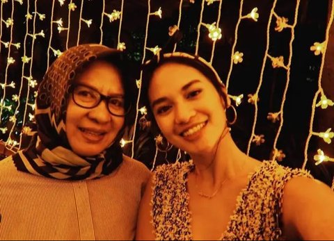 Potret Kenangan Hana Malasan dan Ibunda