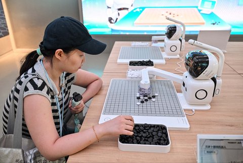 Pengunjung bermain Go dengan robot di Robot Mall di Beijing Kamis (06/08/2025) waktu setempat.