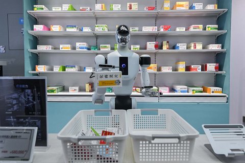 Robot bekerja pada apotik di Robot Mall di Beijing Kamis (06/08/2025) waktu setempat.