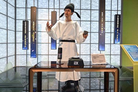Robot humanoid yang dimodelkan menyerupai penyair Tiongkok Li Bai menceritakan sebuah kisah di Robot Mall di Beijing Kamis (06/08/2025) waktu setempat